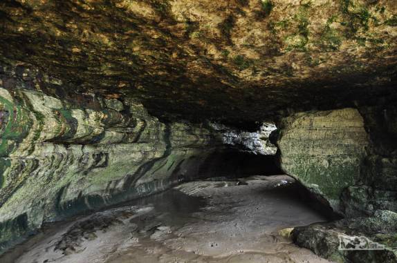 Interior de gruta na praia de Las Grutas, na Argentina